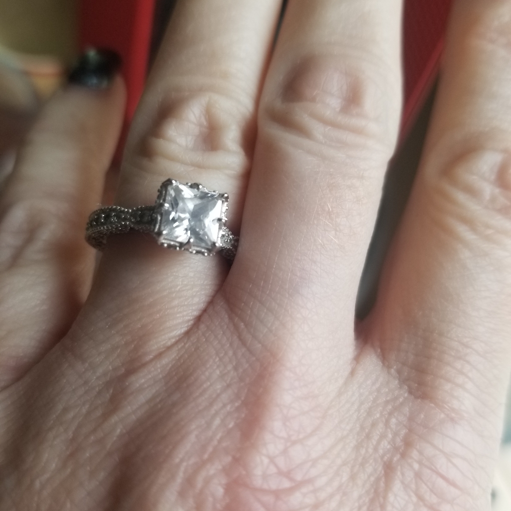 Gorgeous Ring Vintage Style Ring Size 4 30$